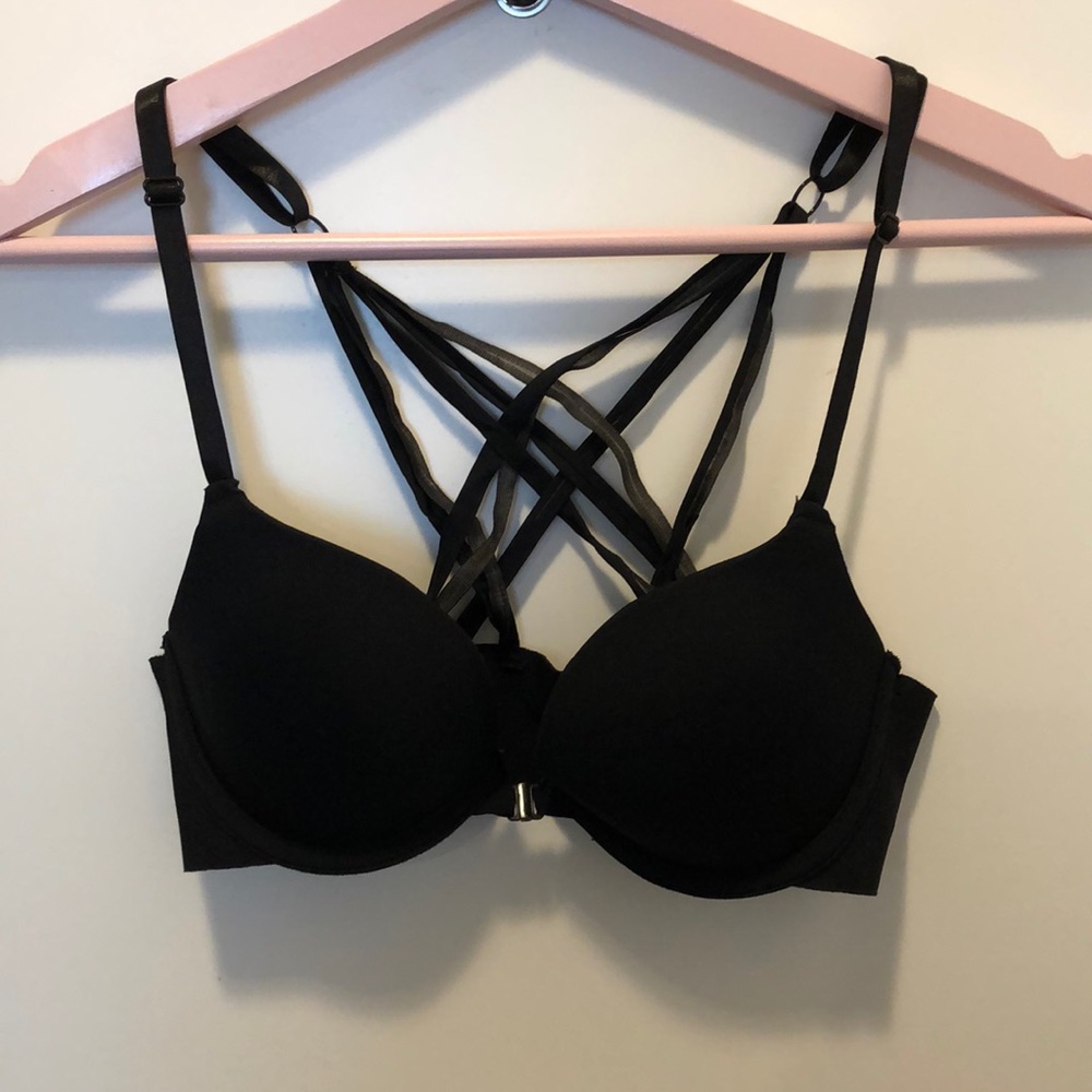 Cute black padded bra that snaps in front 🖤